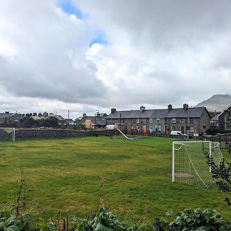 Cheerful 2 Bed Home With Mountain Views 布莱奈费斯蒂尼奥格 外观 照片