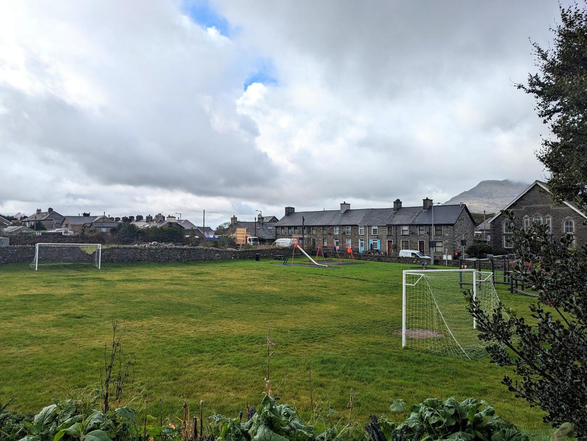 Cheerful 2 Bed Home With Mountain Views 布莱奈费斯蒂尼奥格 外观 照片