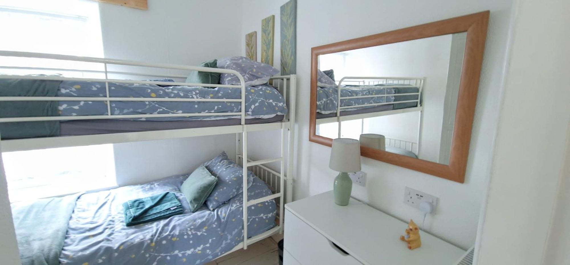 Cheerful 2 Bed Home With Mountain Views 布莱奈费斯蒂尼奥格 外观 照片